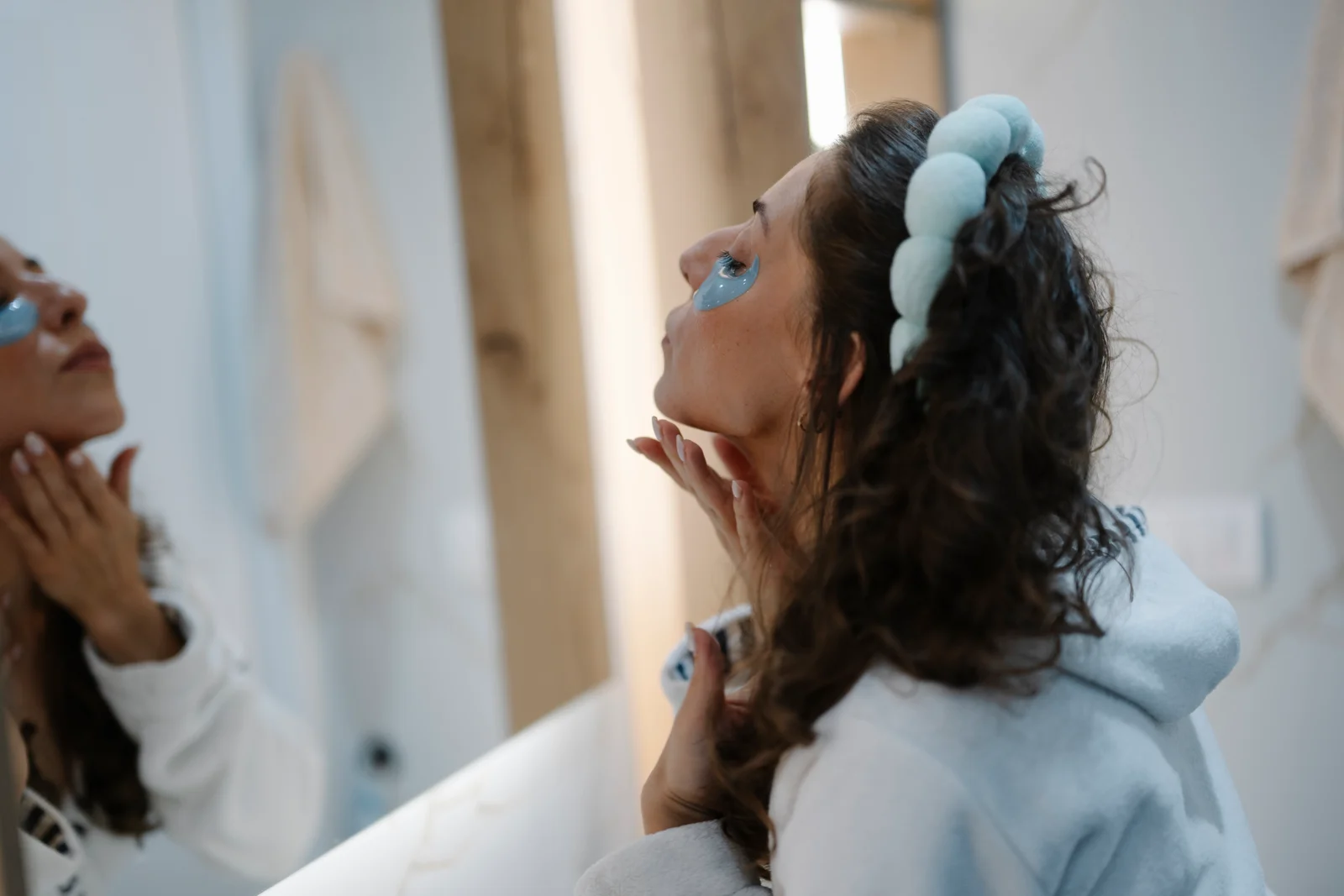 Femme pratiquant un soin quotidien de la peau avec un produit cosmétique