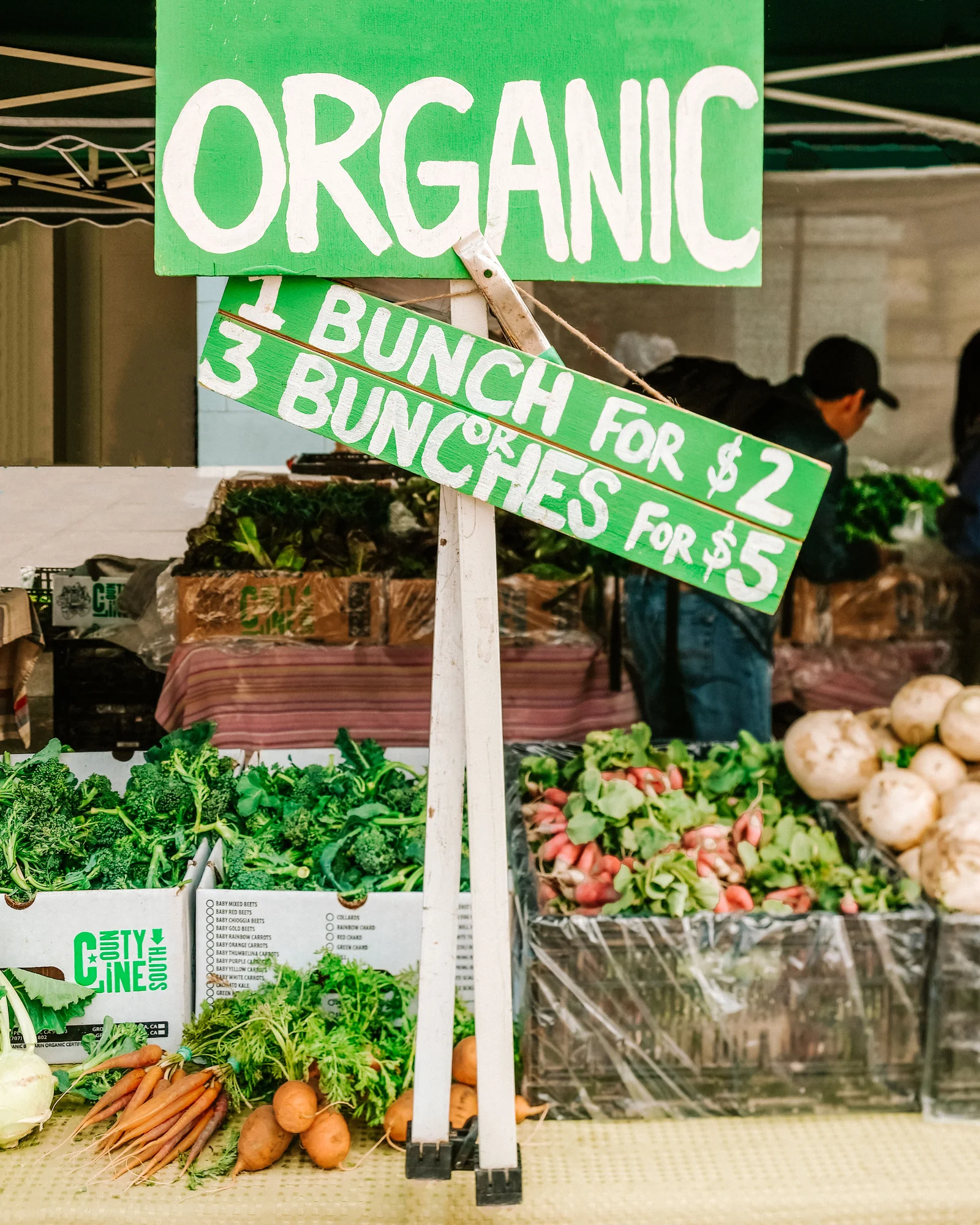 Légumes bio présentés sur un marché local