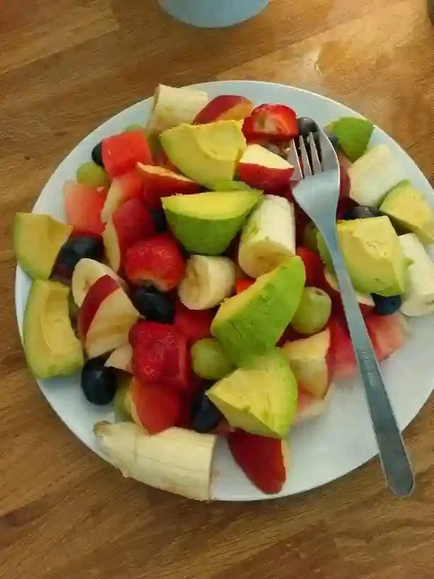 Bol de salade de fruits à l'avocat, riche en fibres, adapté à l'alimentation SOPK