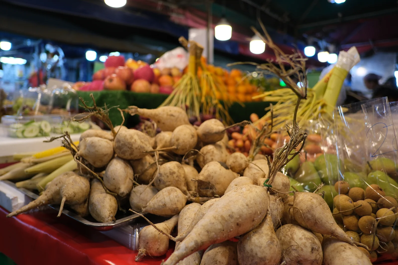 Légumes frais riches en fibres sur un étal de marché, variété de couleurs et de saisons