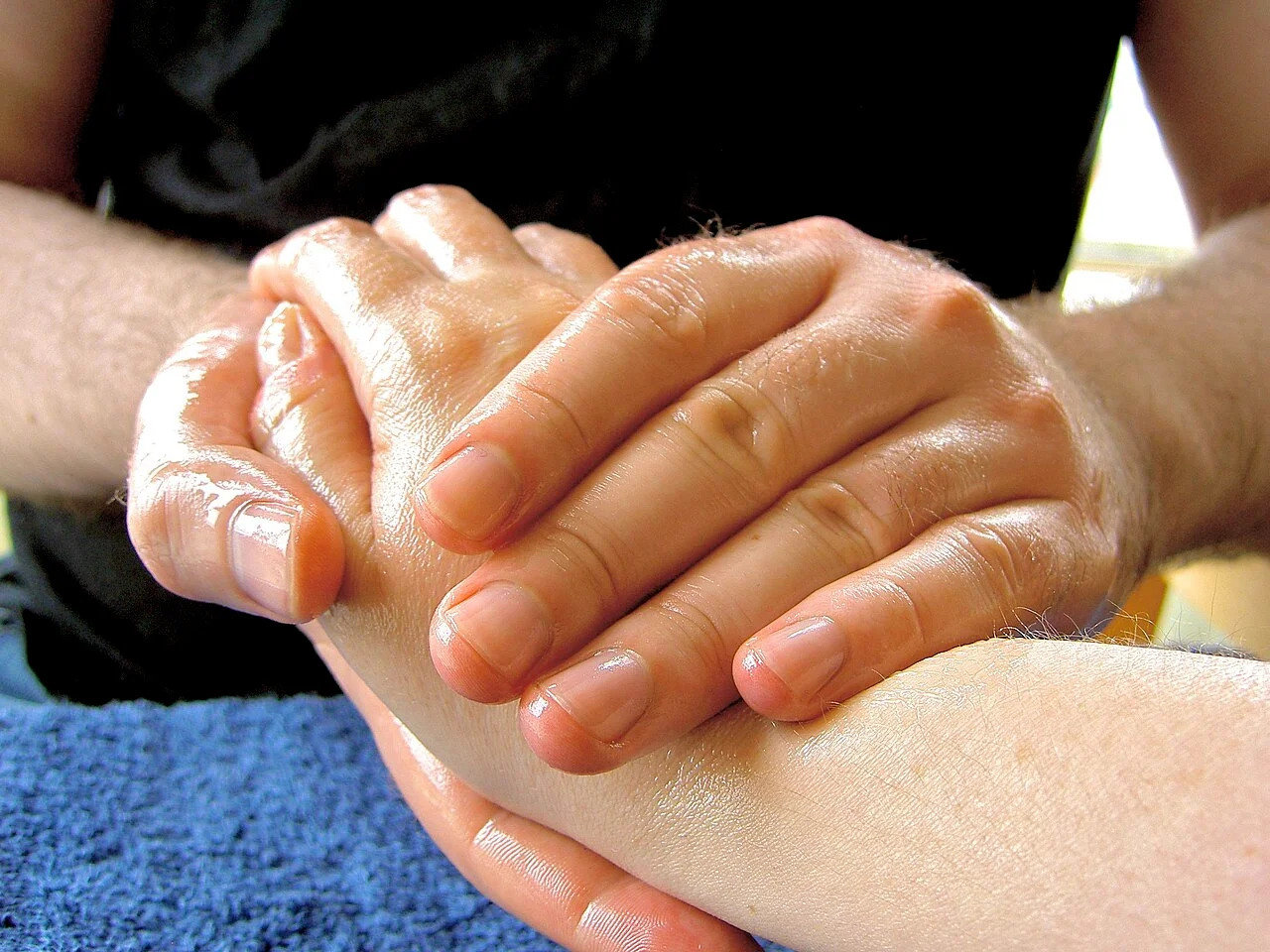 Automassage des mains, technique simple pour la détente en pause travail