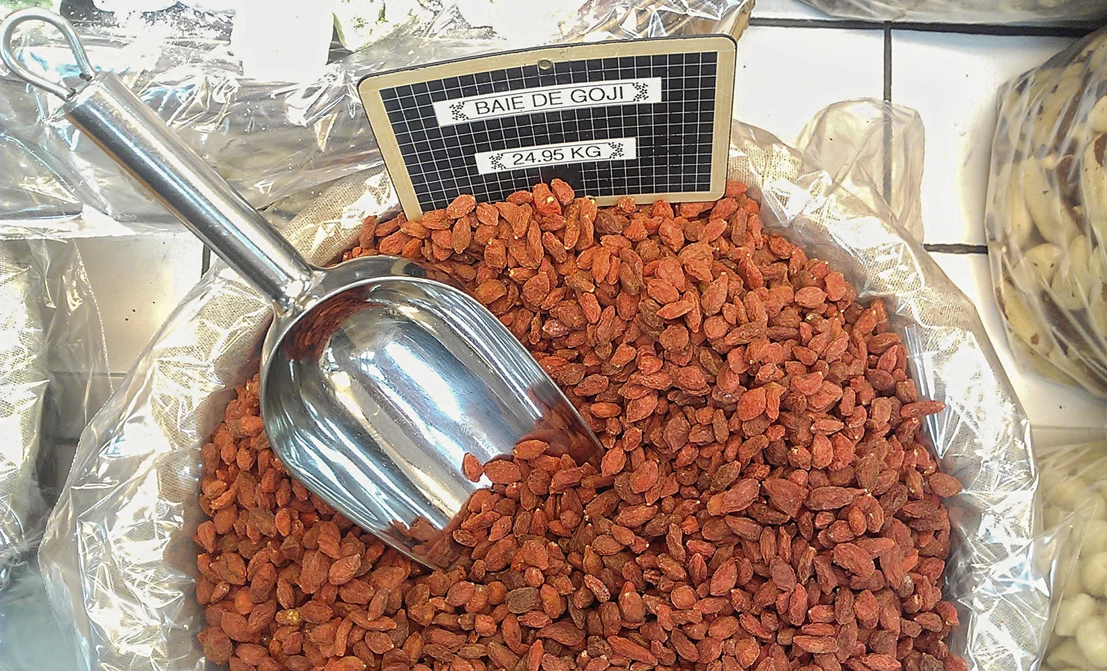 Baies de goji séchées dans des bols au marché asiatique