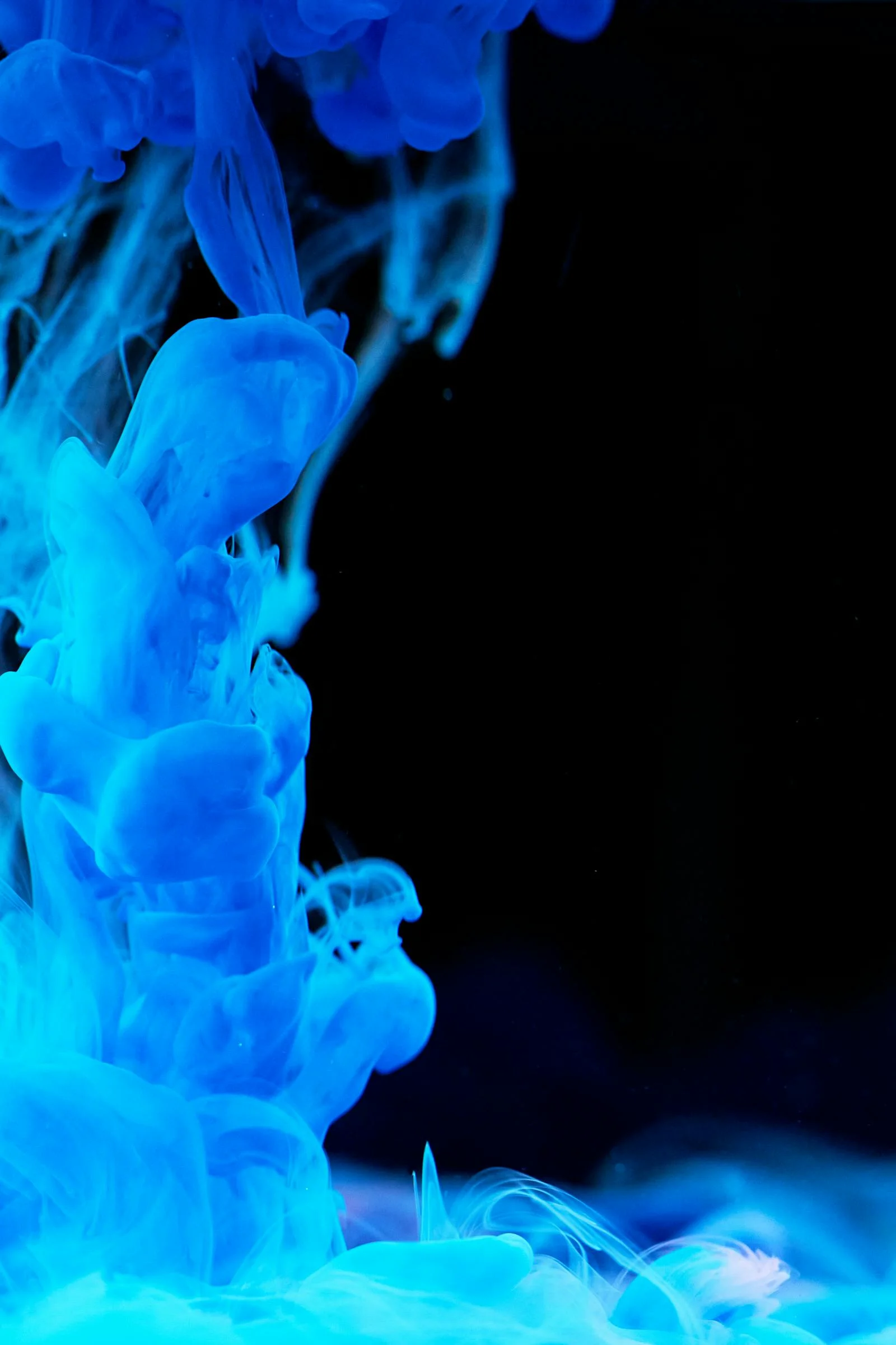 Encre bleue se diffusant dans l'eau, symbolisant le bleu de méthylène et son action cellulaire