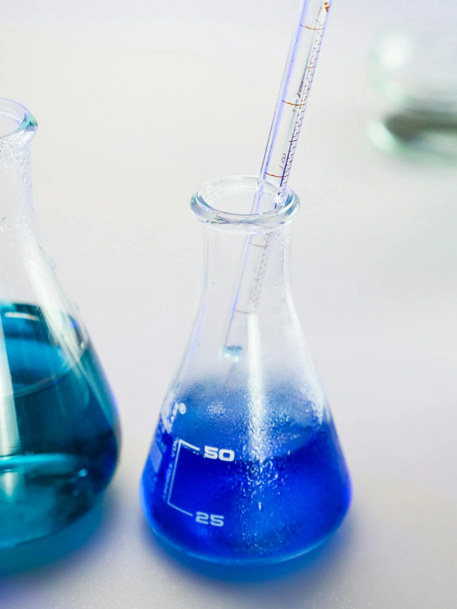 Solution bleue dans un flacon de laboratoire représentant le bleu de méthylène en solution