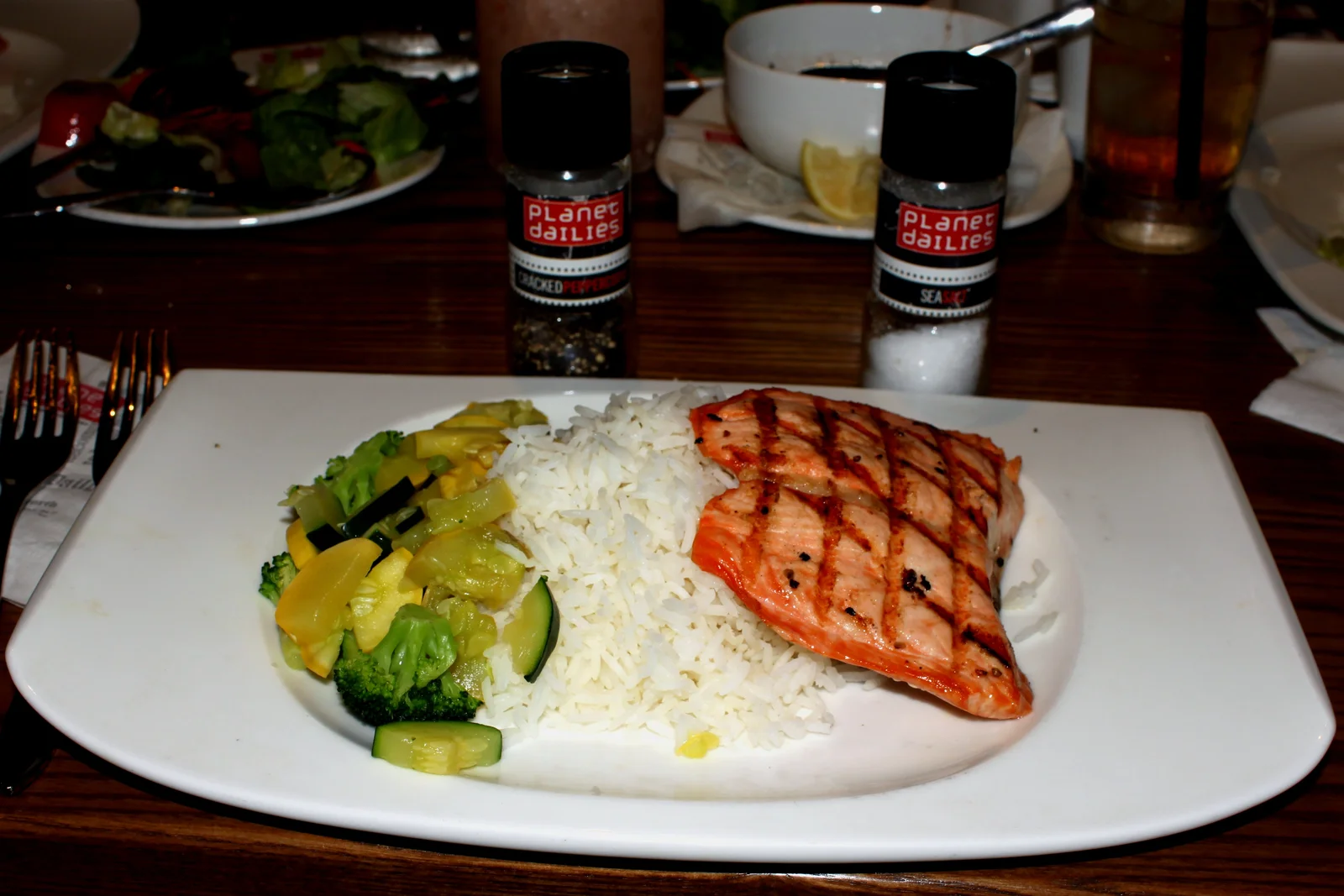 Dîner léger à base de poisson et légumes en fin de journée selon les principes de la chrononutrition