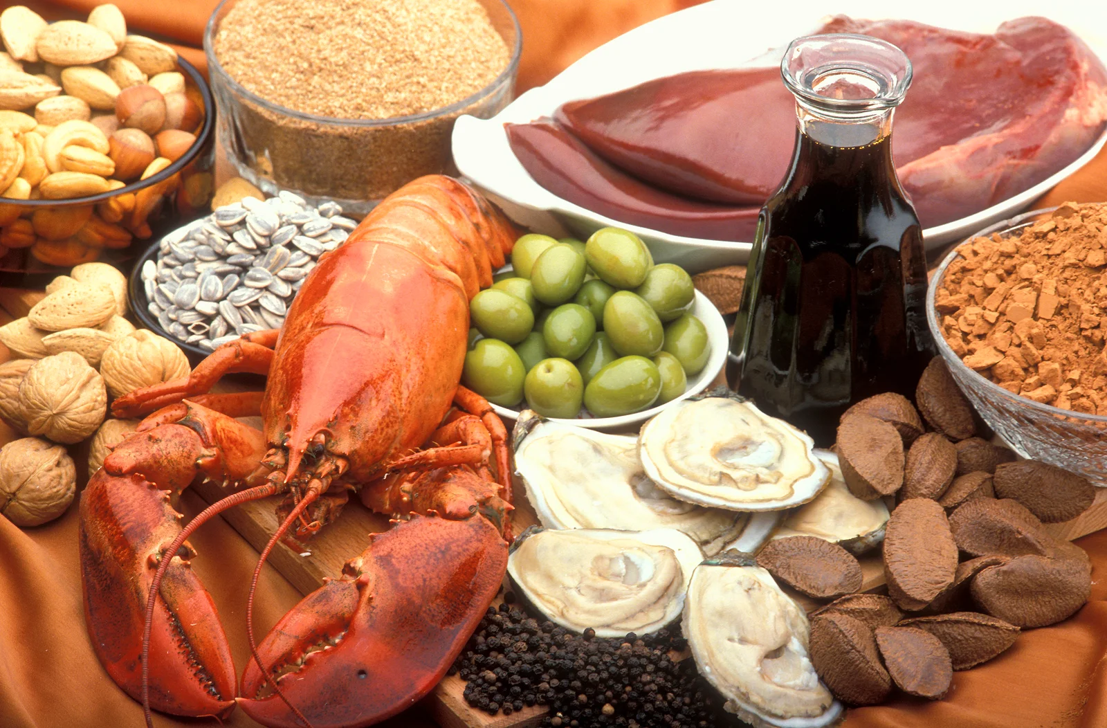 Aliments riches en nutriments essentiels incluant des sources naturelles de coenzyme Q10 (huîtres, noix, foie)