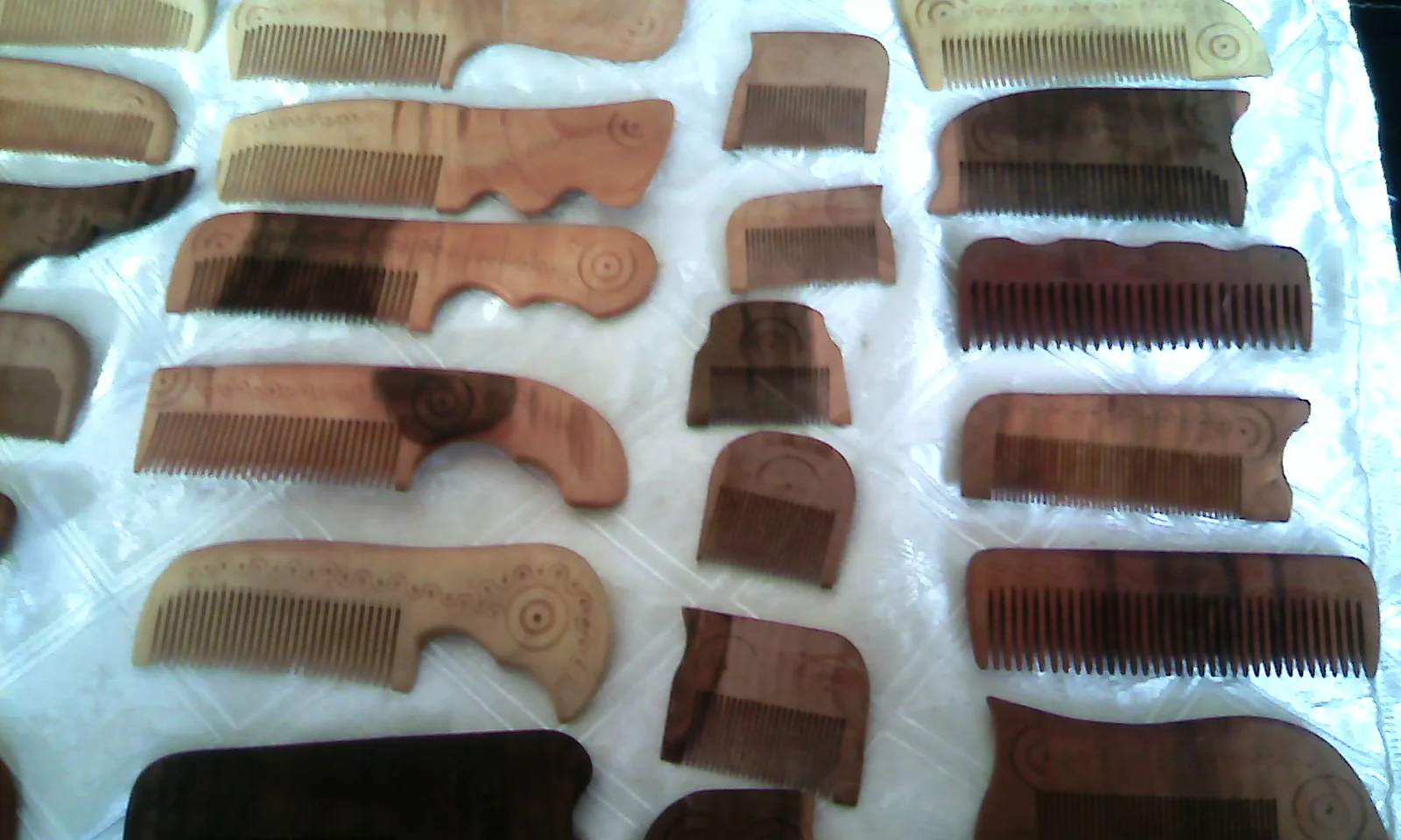 Brosse à cheveux en bois, illustrant le volet capillaire d'une cure de collagène, biotine et acide hyaluronique