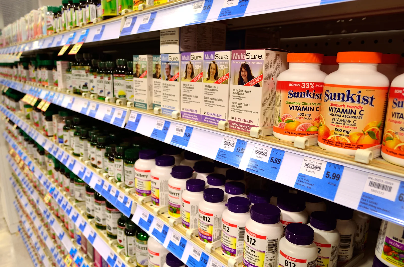 Assortiment de comprimés de vitamines et minéraux, complexe multivitaminé
