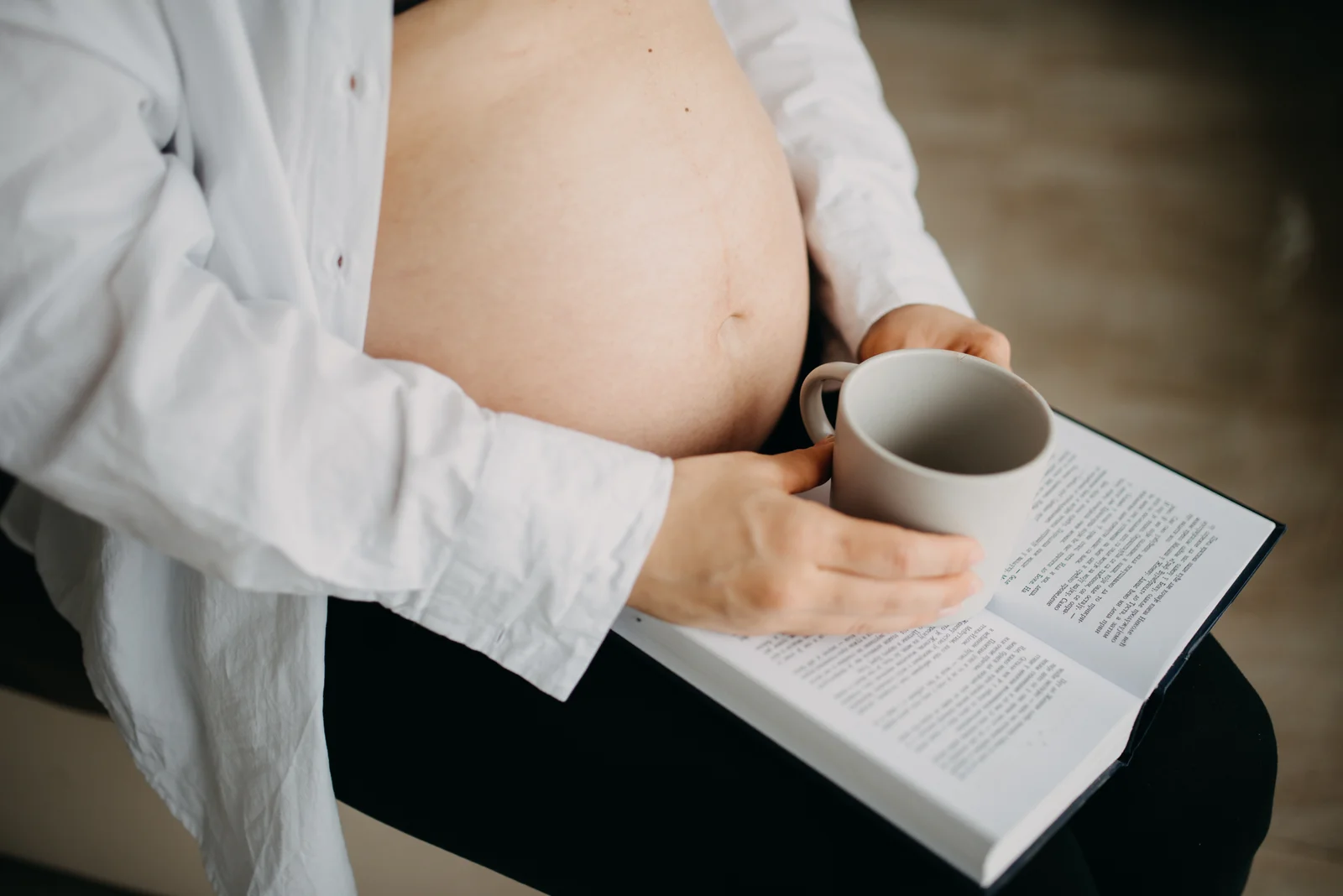 Femme enceinte se relaxant chez elle dans un intérieur calme et lumineux