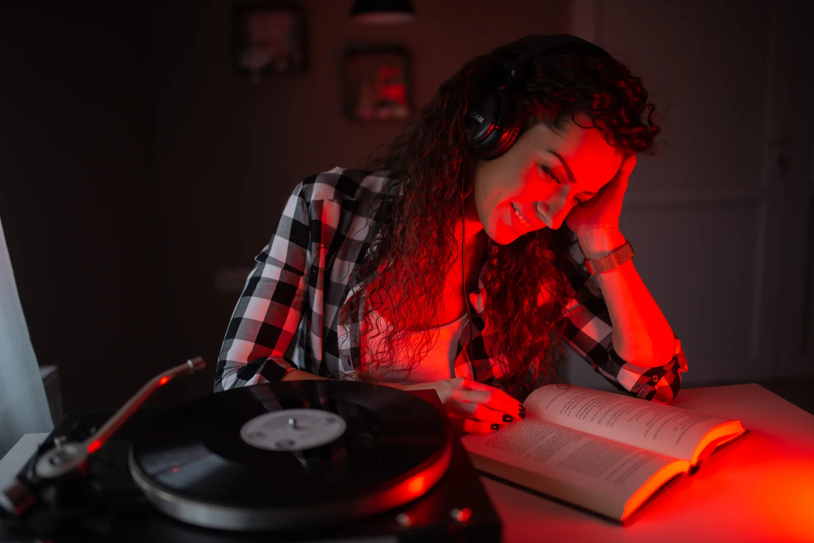 Personne lisant un livre dans une ambiance cosy en soirée, alternative apaisante à la digital detox