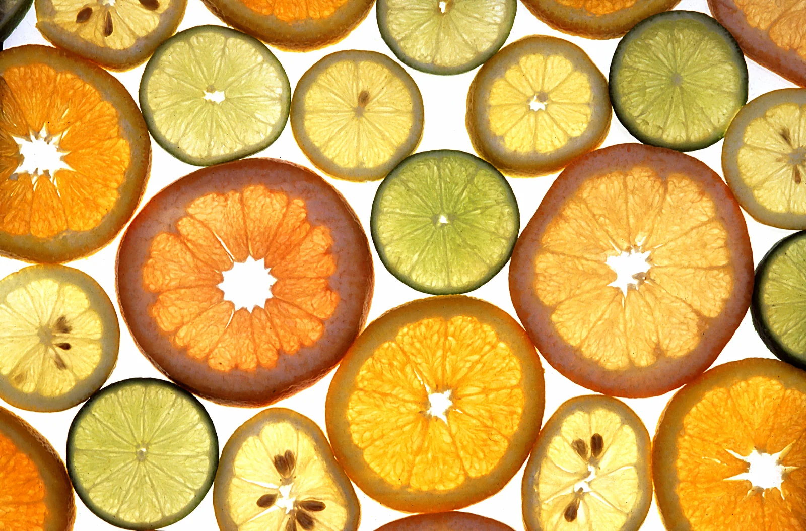 Agrumes frais riches en vitamine C, synergique avec le glutathion