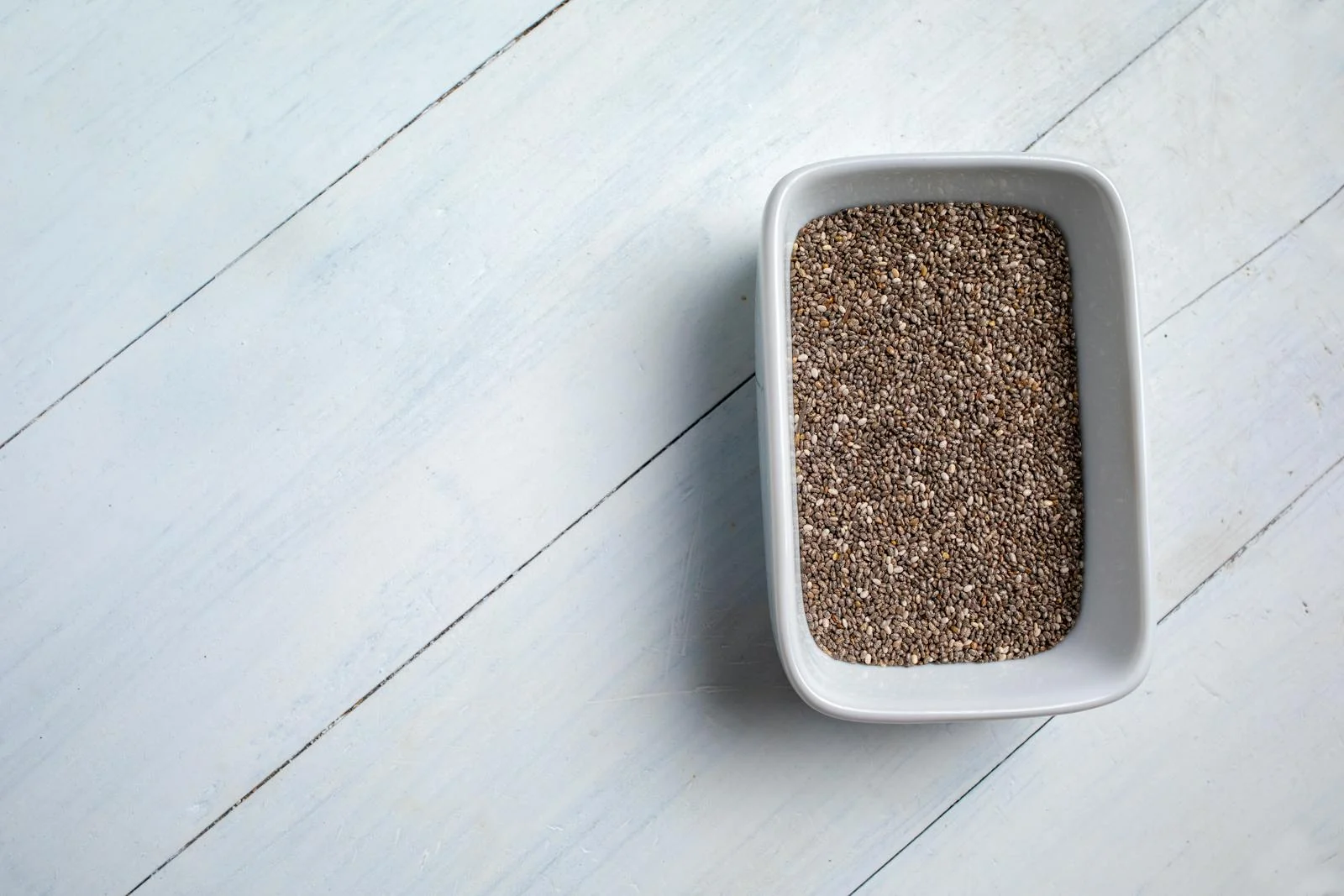 Alimentation riche en oméga-3 végétaux — graines de chia dans un régime équilibré