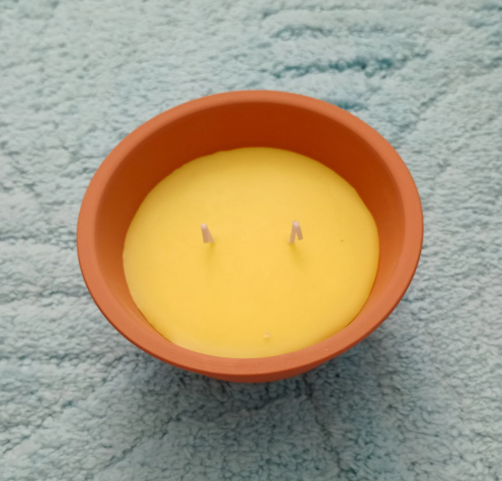 Bougie anti-moustique à la citronnelle utilisée en extérieur comme répulsif naturel