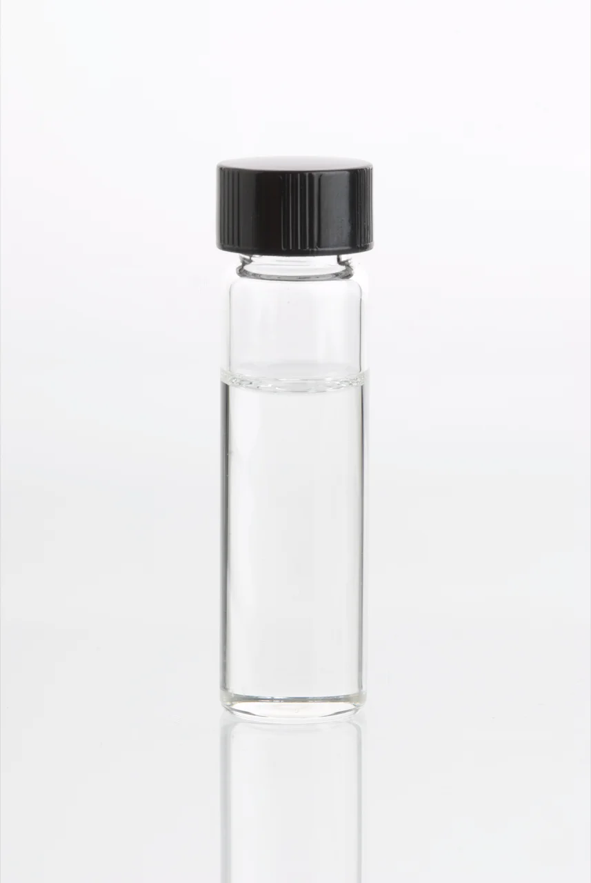 Flacon d'huile essentielle d'eucalyptus globulus pur 1,8-cinéole utilisé en dilution