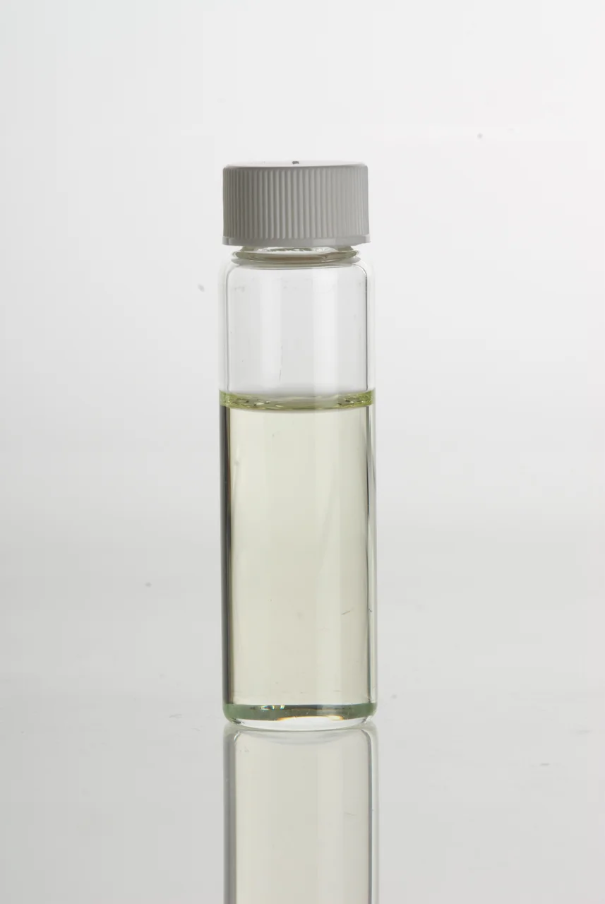 Flacon d'huile essentielle de menthe poivrée pur menthol utilisé en dilution
