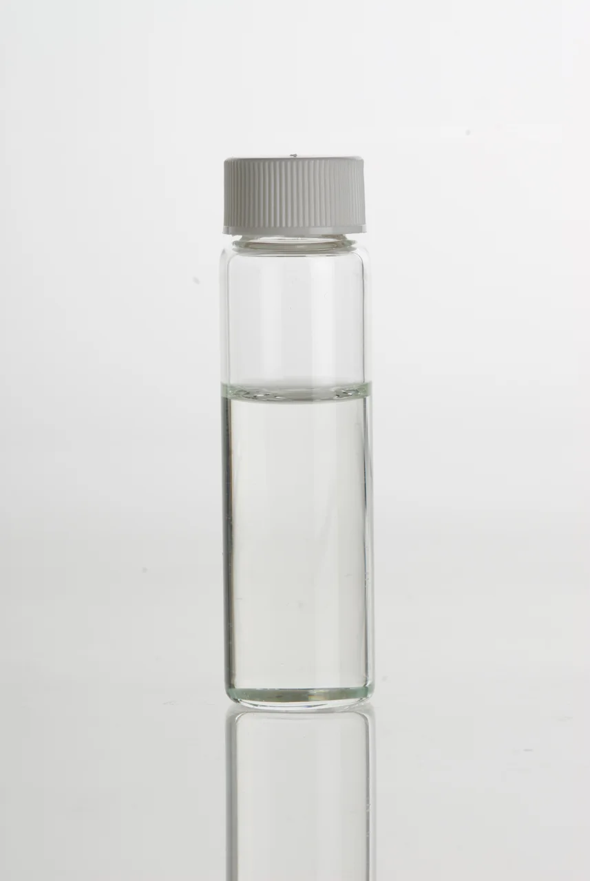 Flacon d'huile essentielle de ravintsara Cinnamomum camphora ct cinéole utilisé en dilution