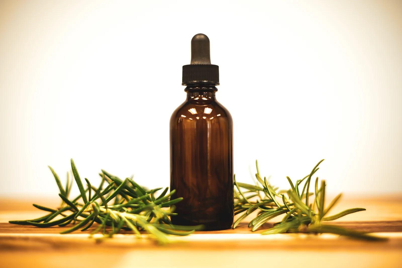 Huile essentielle de romarin : bienfaits, chémotypes, usages