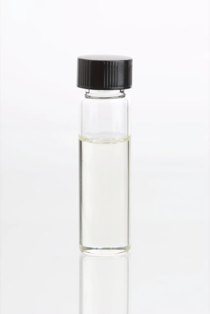 Flacon d'huile essentielle de tea tree Melaleuca alternifolia prêt à être dilué