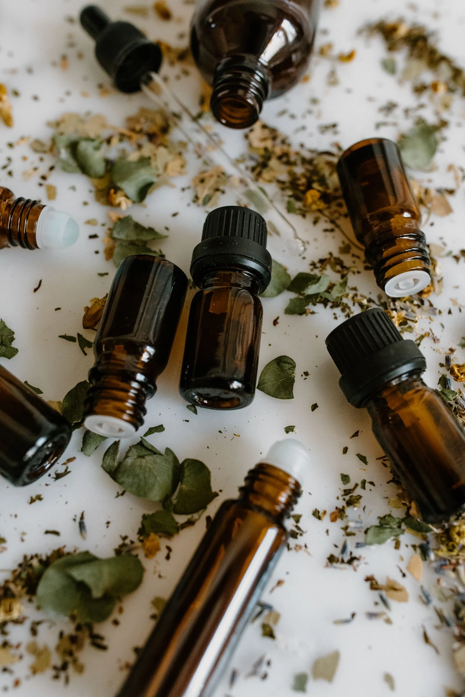 Flacons d'huiles essentielles et herbes séchées pour aromathérapie articulaire