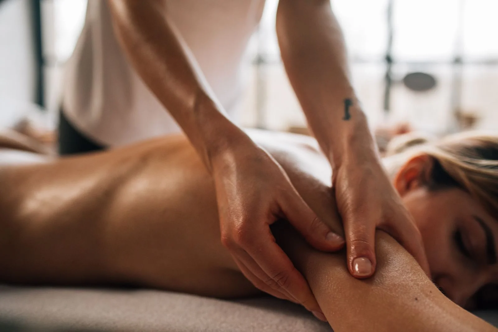 Séance de massage thérapeutique pour soulager les douleurs articulaires