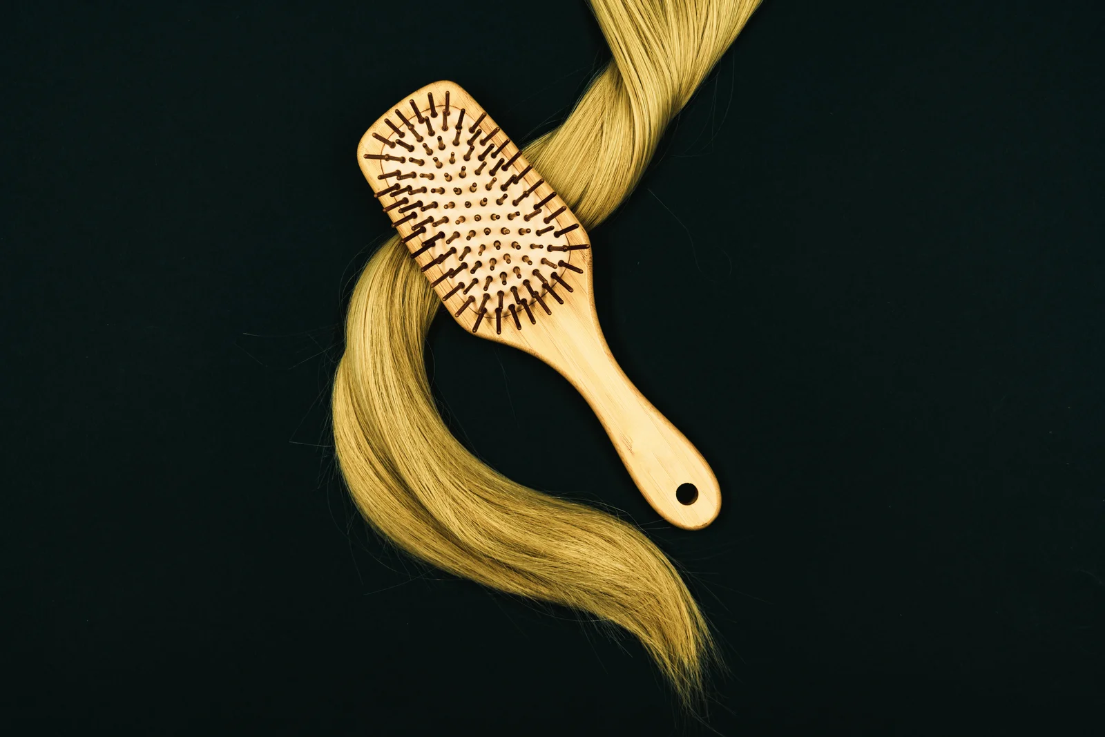 Cheveux sains après une routine capillaire aux huiles essentielles