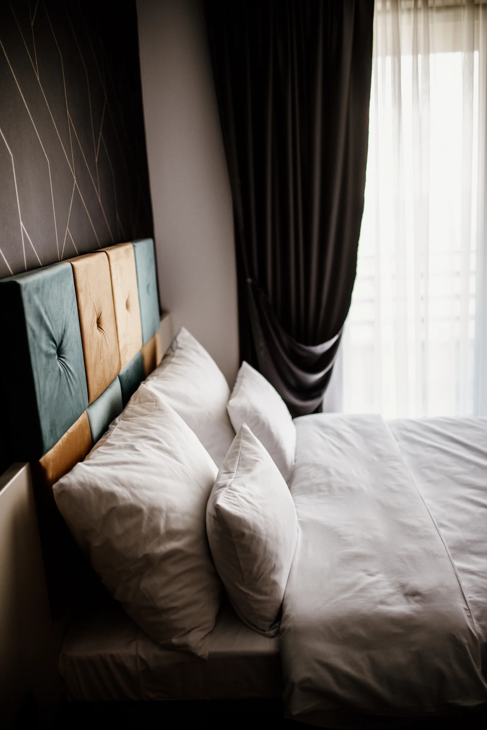 Chambre cosy et apaisante avec literie douce, propice à un rituel du soir aux huiles essentielles