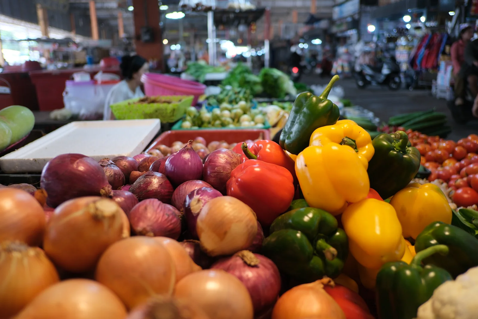Étal de légumes frais et colorés, base d'une alimentation associée à moins d'inflammation chronique