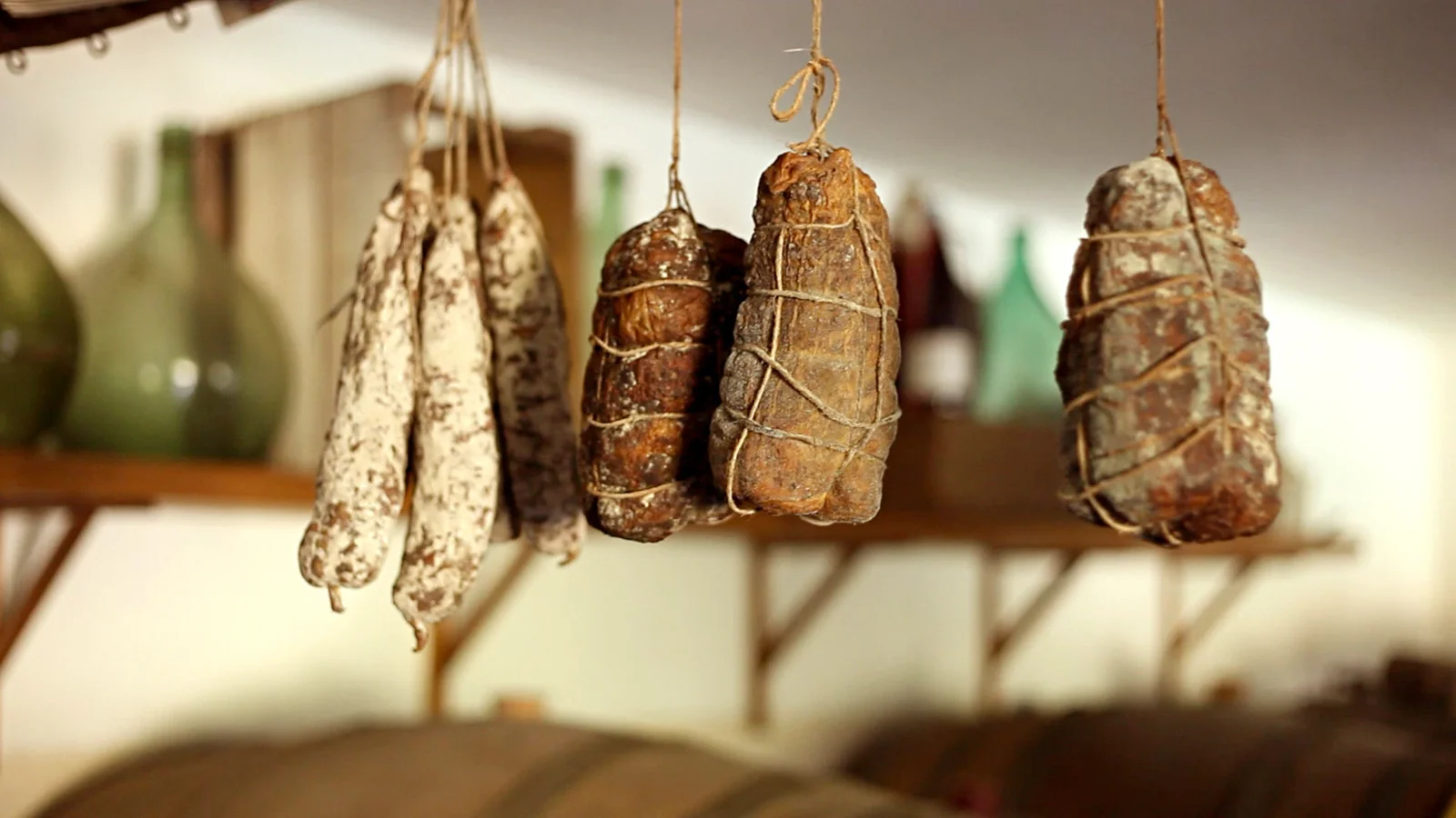 Charcuterie en cours de séchage, source concentrée d'histamine du fait de la maturation