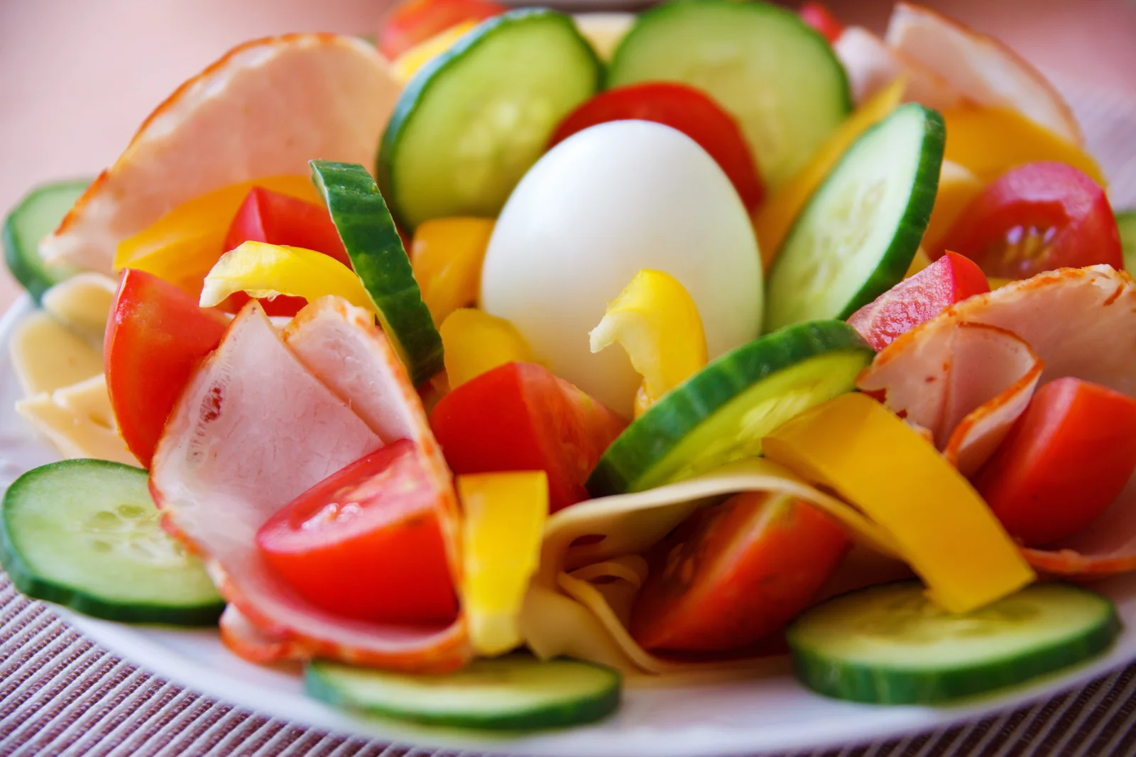 Salade de légumes frais colorés — repas riche en fibres et micronutriments