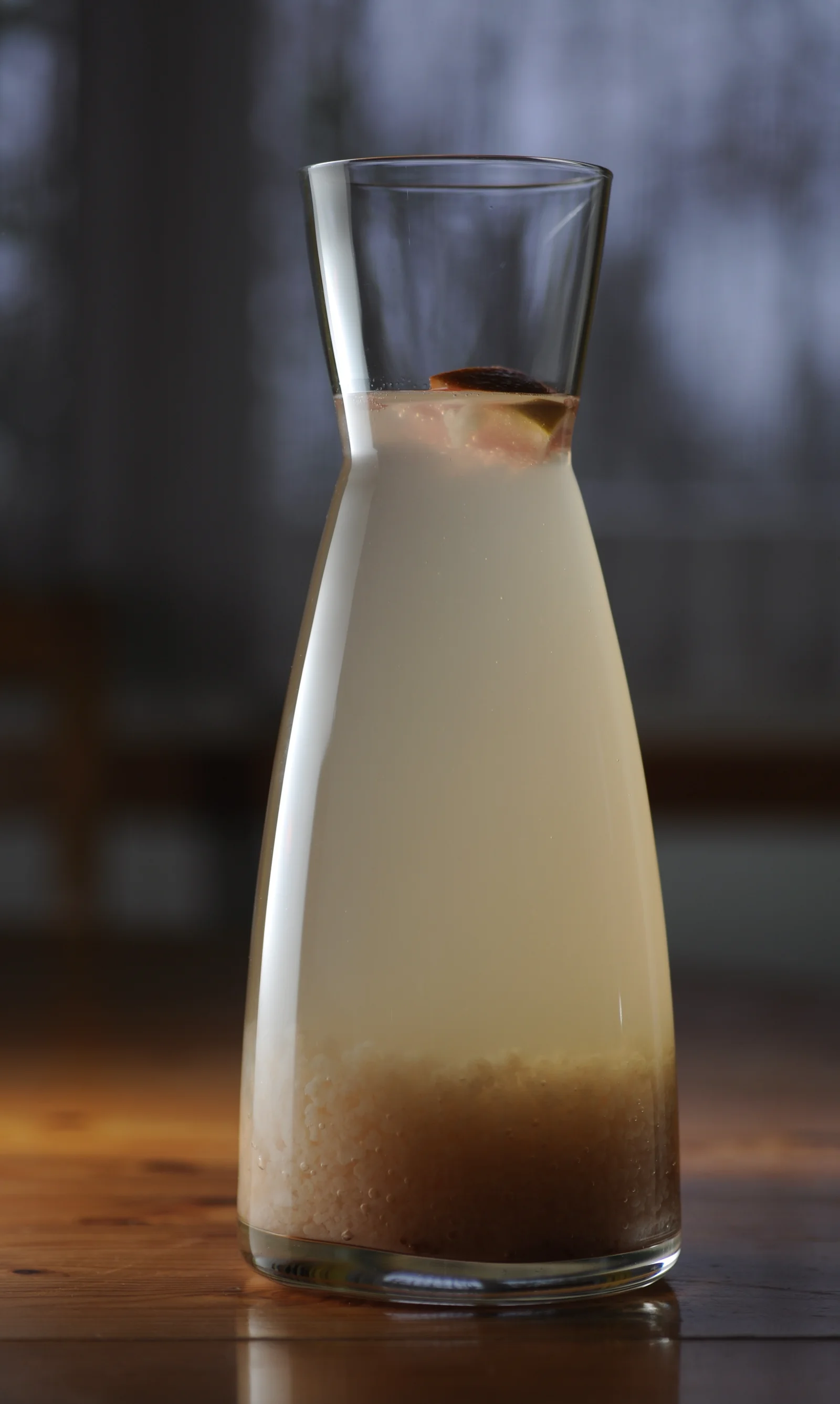 Kéfir de fruit (Tibicos) dans un bocal en verre, boisson fermentée sans lactose