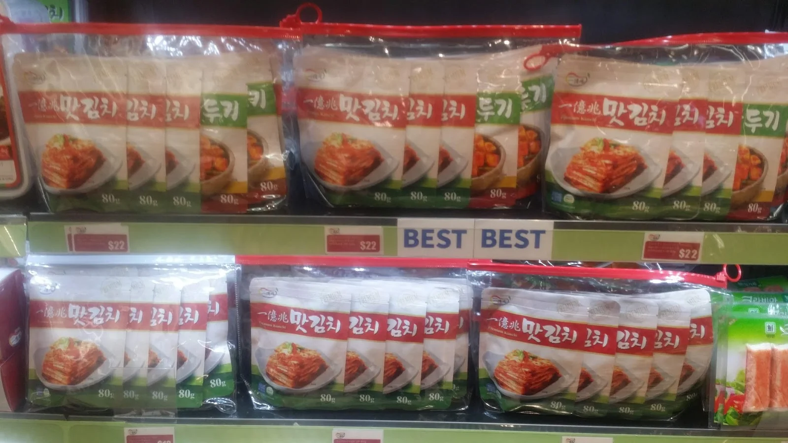Rayon de kimchi coréen emballé en magasin, différentes marques de kimchi fermenté