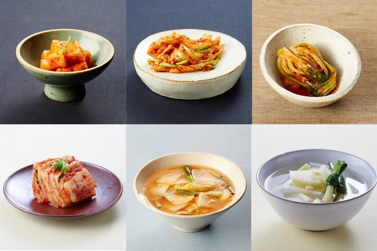 Différentes variétés de kimchi coréen dans des bols, préparations fermentées variées