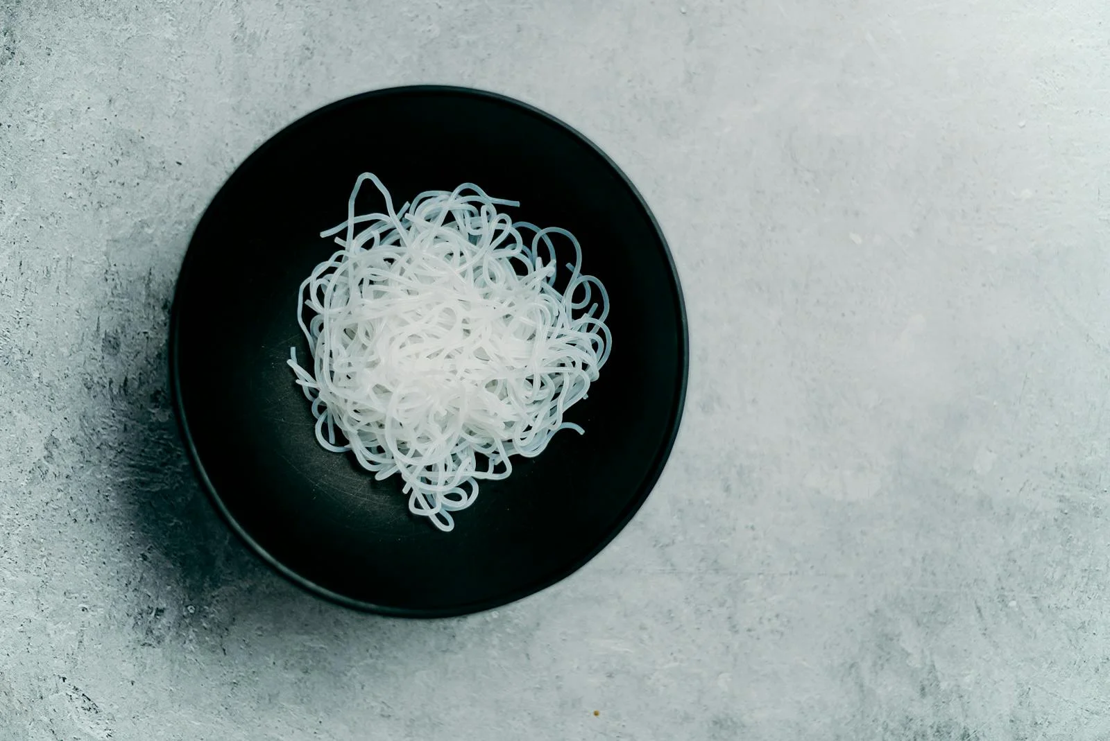 Konjac nouilles japonaises dans un bol — alimentation saine et fibres naturelles