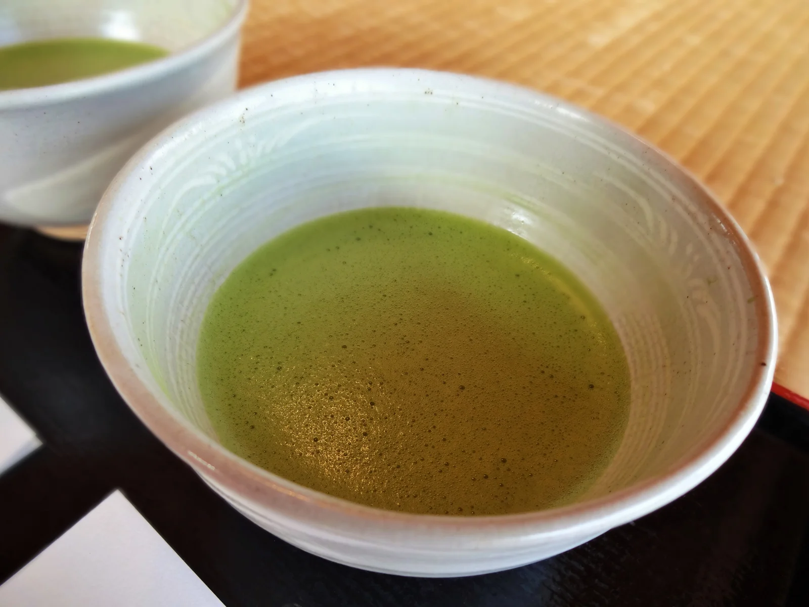Tasse de thé matcha lors d'une cérémonie du thé japonaise, source de L-théanine