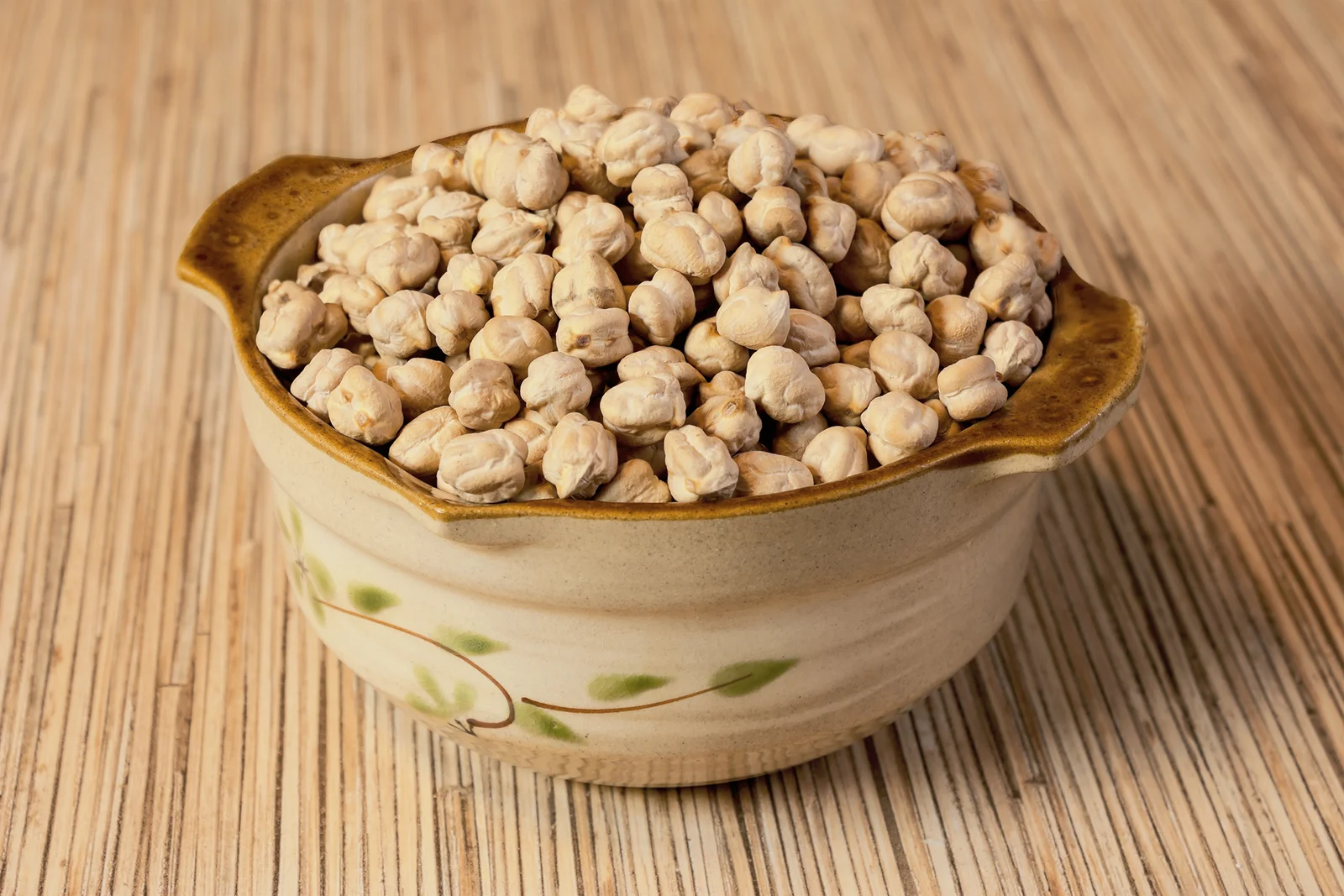 Pois chiches dans un bol en céramique, légumineuse riche en protéines et à index glycémique bas