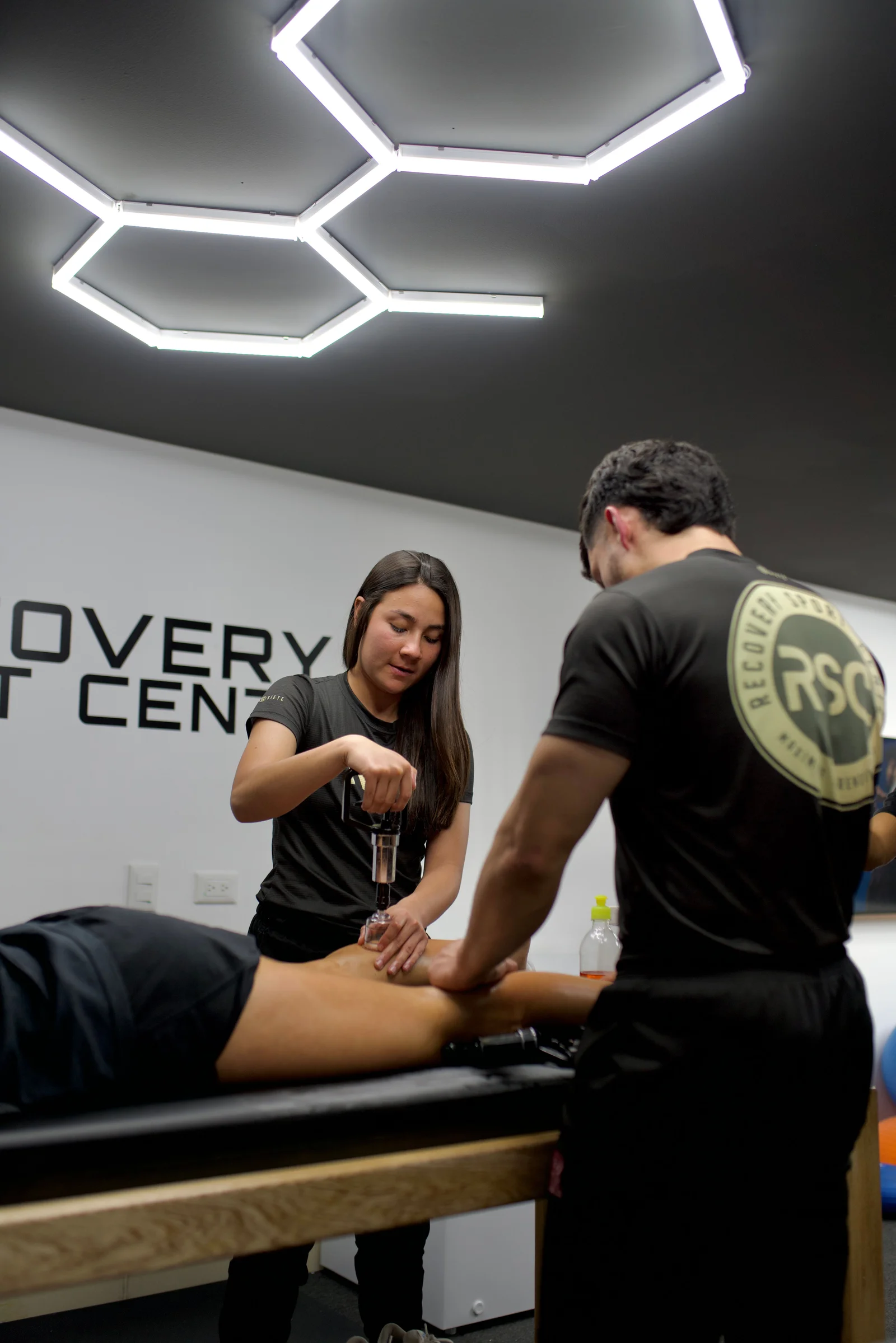 Séance de récupération musculaire par photobiomodulation en clinique de physiothérapie