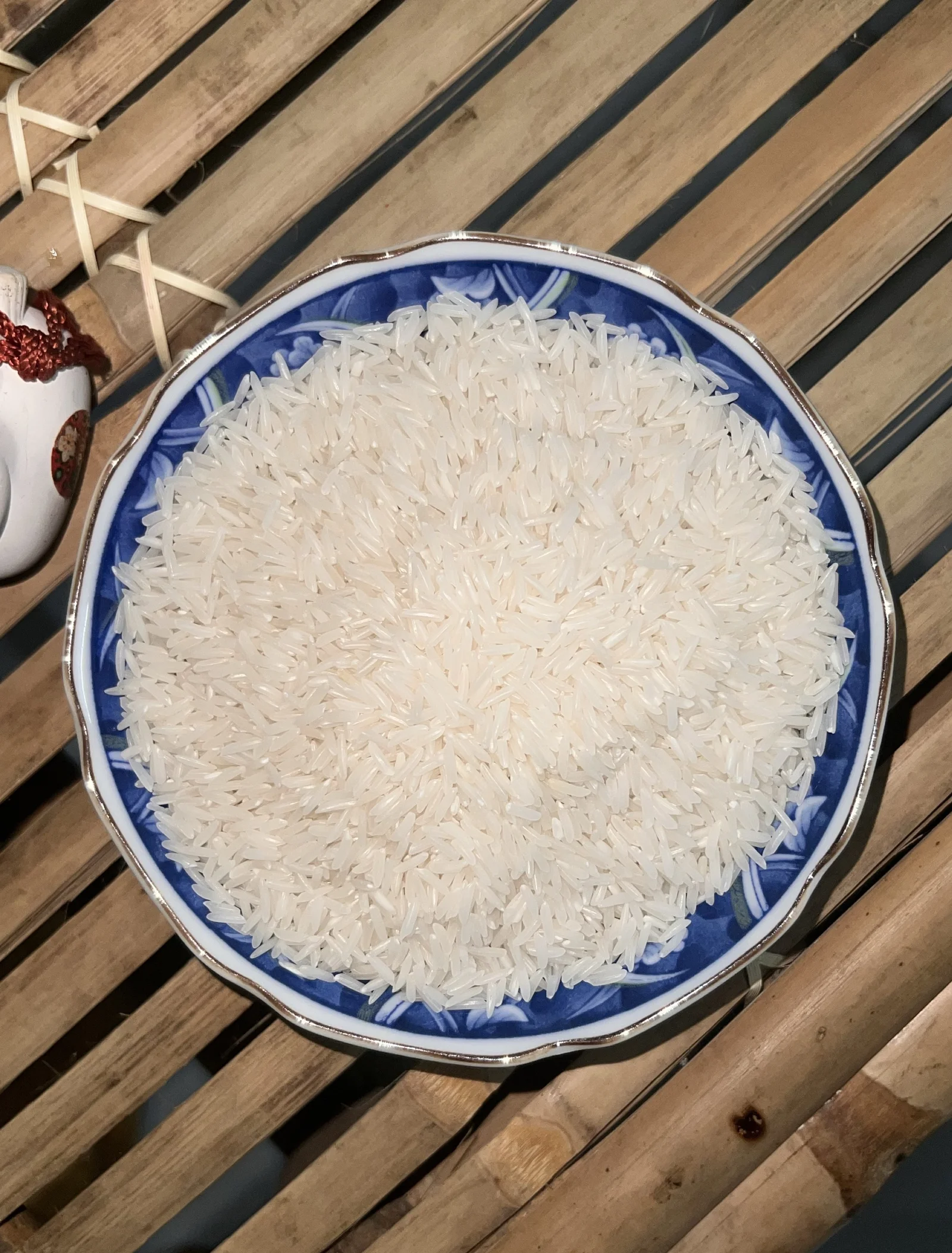 Grains de riz blanc non cuits dans un bol, aliment le plus documenté pour sa teneur en arsenic inorganique