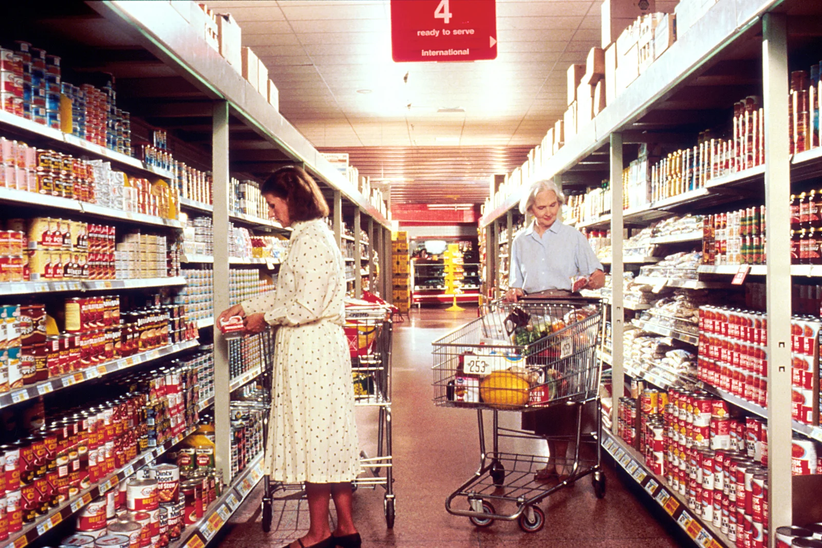 Femme faisant ses courses alimentaires en magasin
