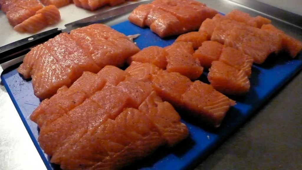 Saumon frais, l'un des poissons gras les plus riches en oméga-3 EPA et DHA