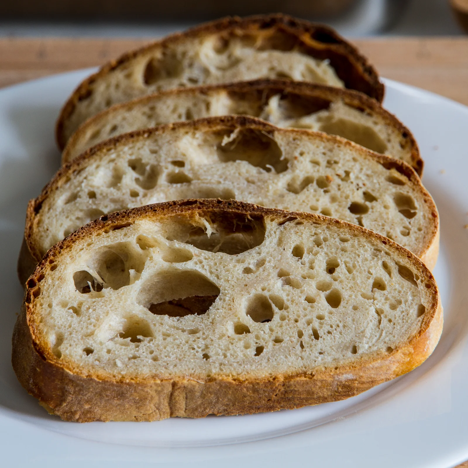 Tranches de pain au levain révélant la mie aérée aux alvéoles irrégulières