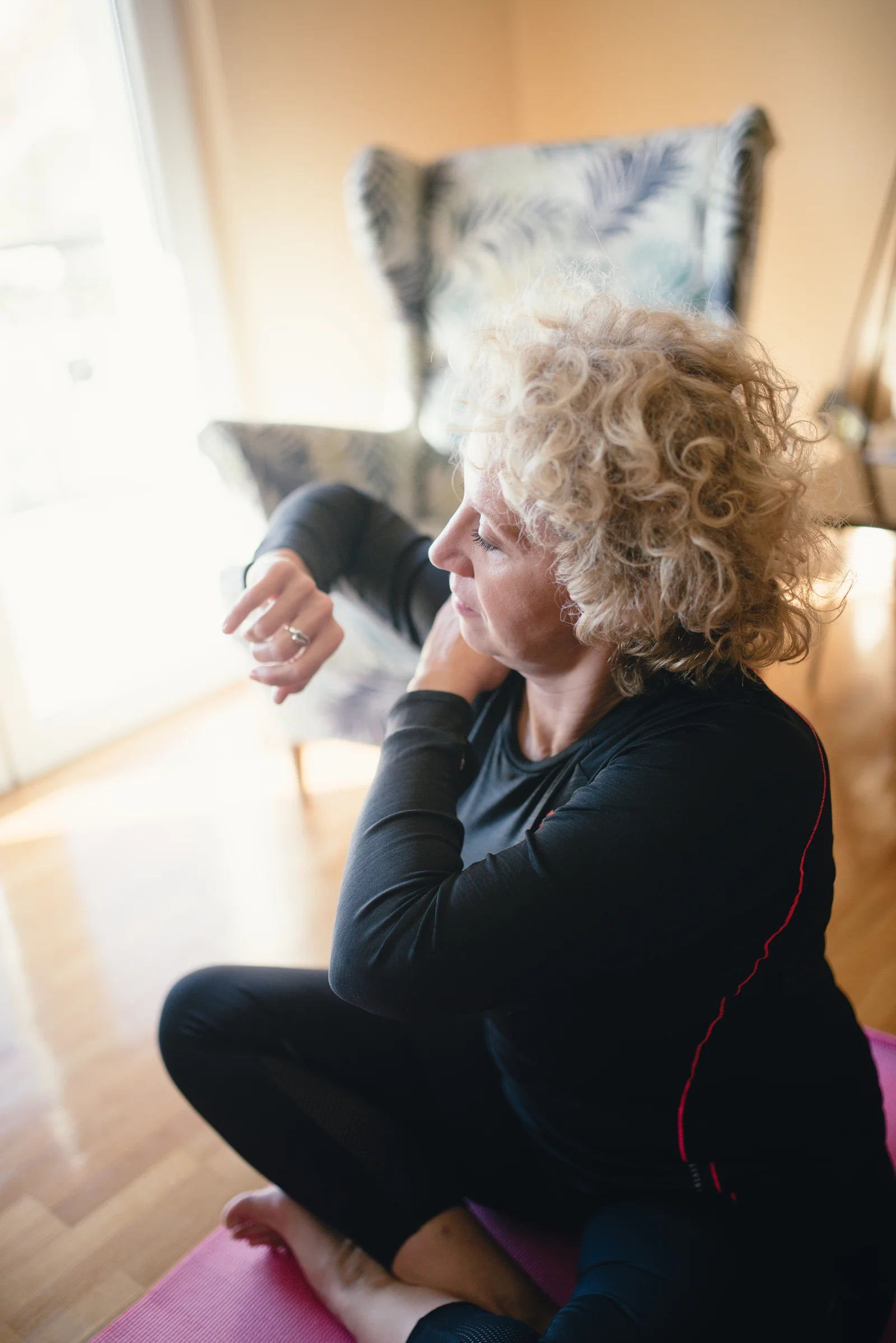 Femme pratiquant une routine de bien-être à domicile pour accompagner les symptômes de la périménopause