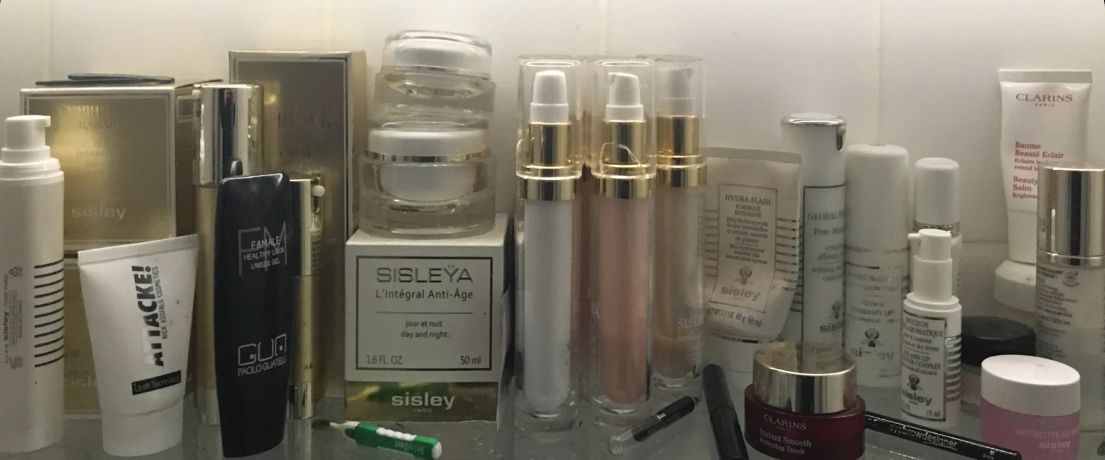 Étagère de salle de bain avec des flacons de cosmétiques, source fréquente de parabènes et de phtalates
