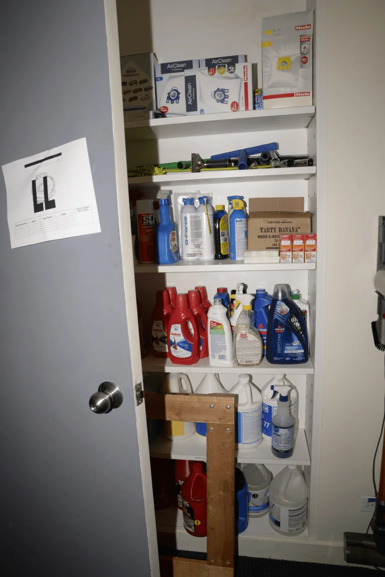 Placard de rangement avec des produits ménagers du commerce, source de composés organiques volatils suspectés perturbateurs endocriniens