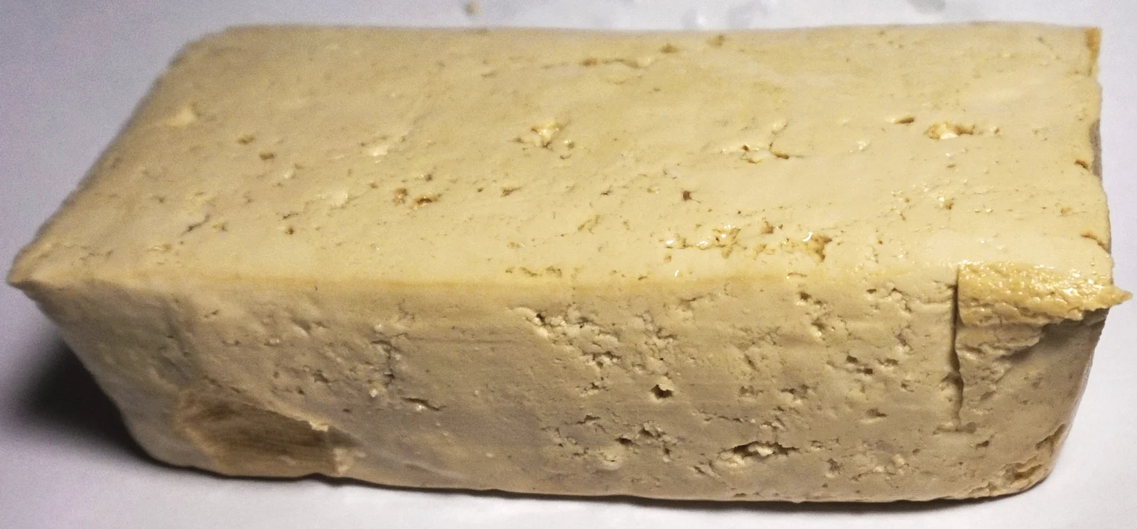 Tofu nature, source de protéines végétales complètes issue du soja