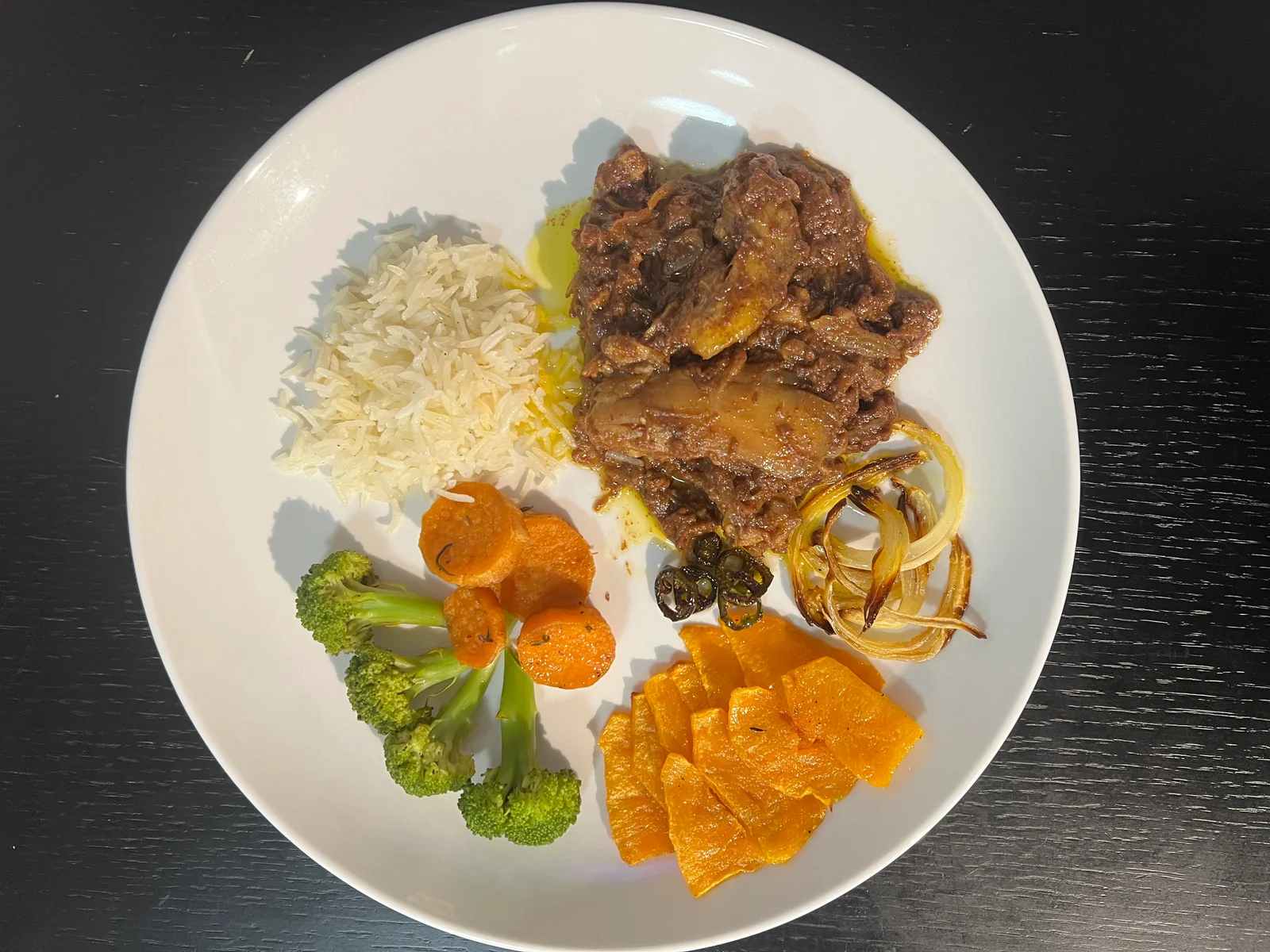 Assiette équilibrée avec protéines, légumes et féculents dans le cadre d'un rééquilibrage alimentaire