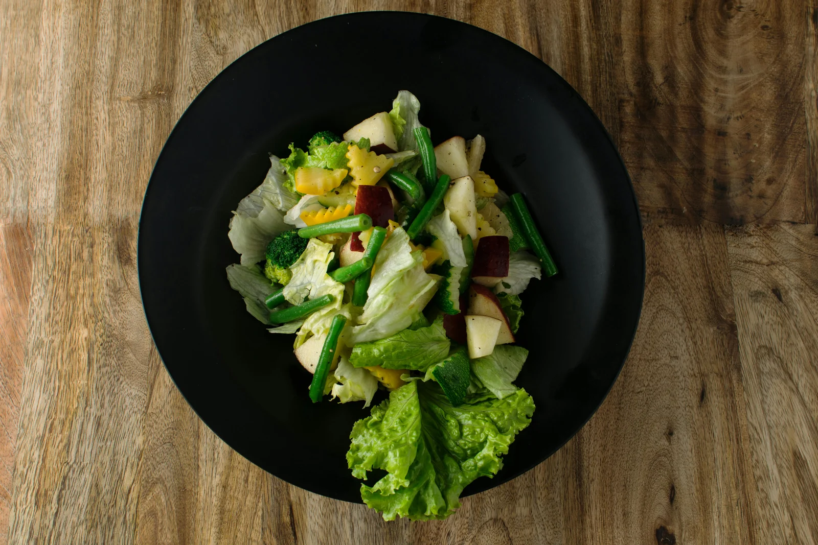 Salade de légumes frais et herbes aromatiques pour un rééquilibrage alimentaire équilibré et coloré