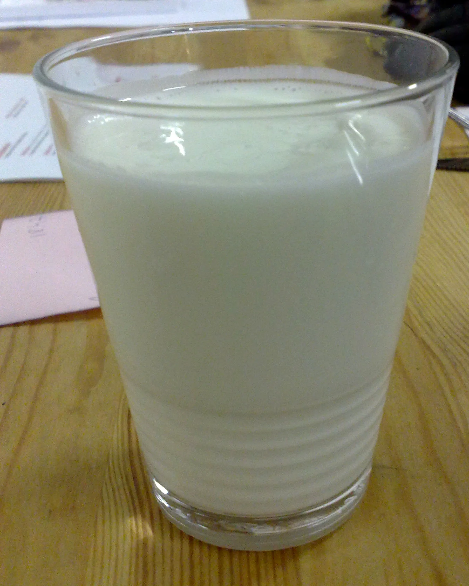 Verre de kéfir probiotique naturel, allié de la flore intestinale