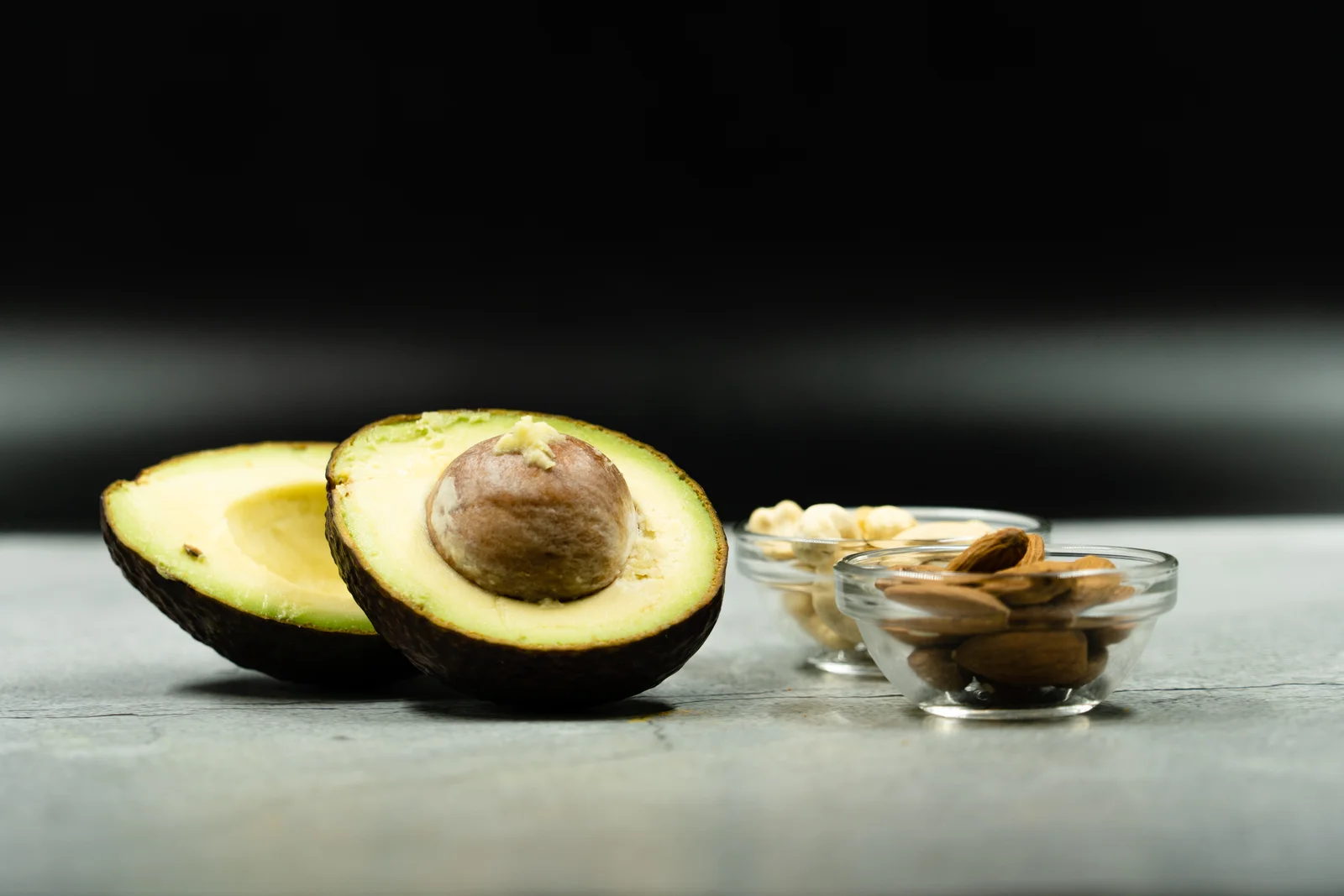 Avocat et noix pour régime cétogène — aliments riches en bonnes graisses pour la cétose