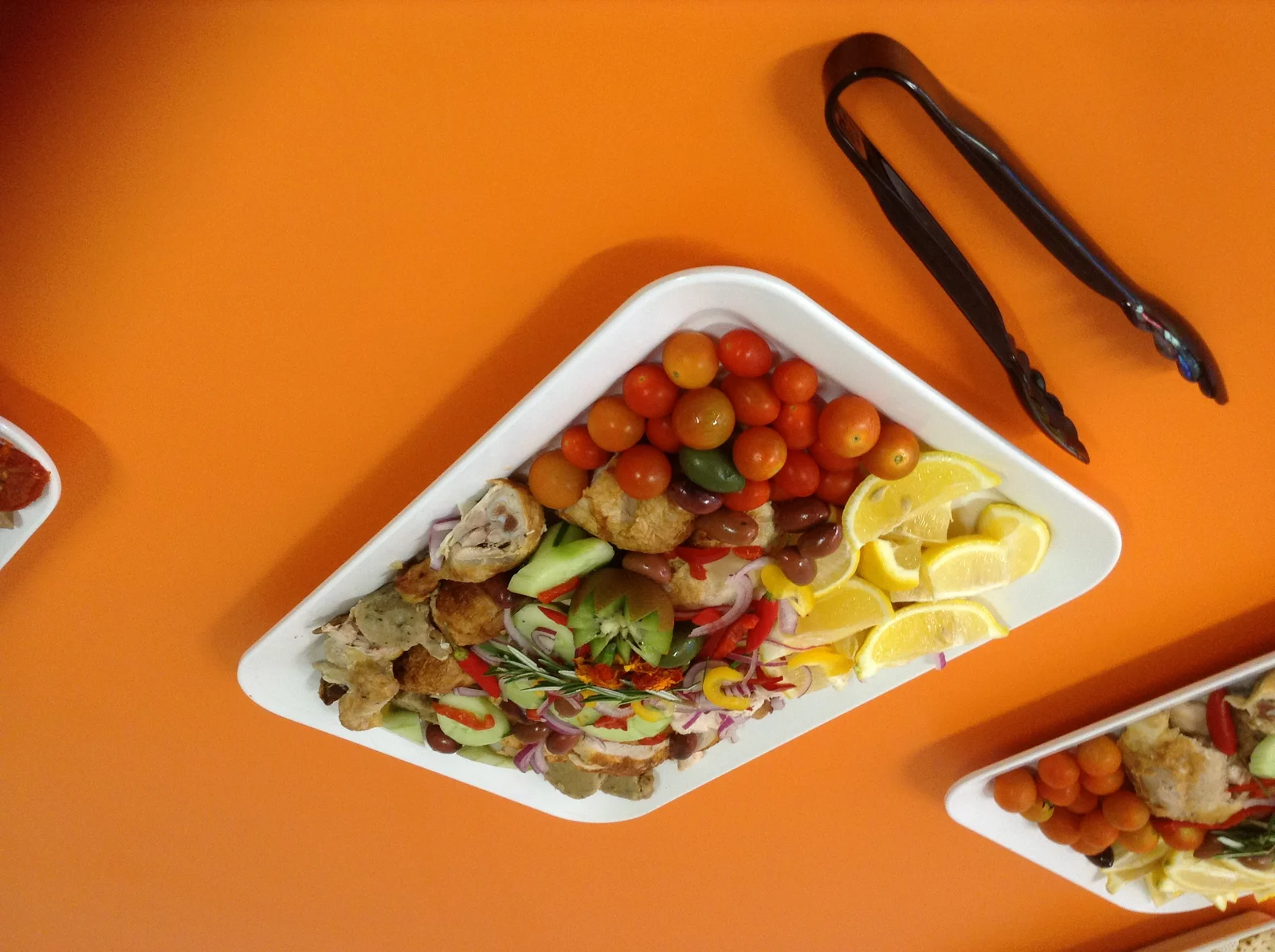 Plateau repas méditerranéen avec salade, hummus, pain pita et légumes