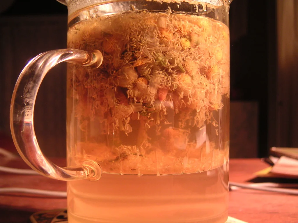 Tasse de tisane à la camomille pour une routine du soir apaisante avant de dormir
